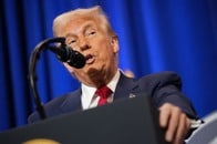 トランプが南米ギャング団幹部を国外追放、司法との対決に直面