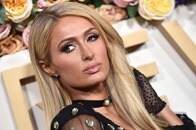 「赤ちゃんの首が...」パリス・ヒルトン、息子を「抱っこ」する仕方が危なすぎるとSNSで炎上