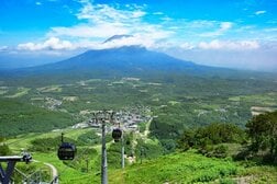 冬の熱狂を夏へ。「パウダースノーの聖地」ニセコが挑む、オールシーズン型自然リゾートへの進化