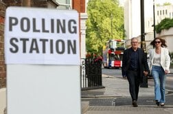 英地方選で与党大敗、新興勢力にゆらぐ二大政党制　首相に辞任圧力