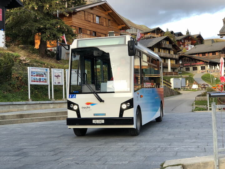 のベットマーアルプ村を走るEVバス