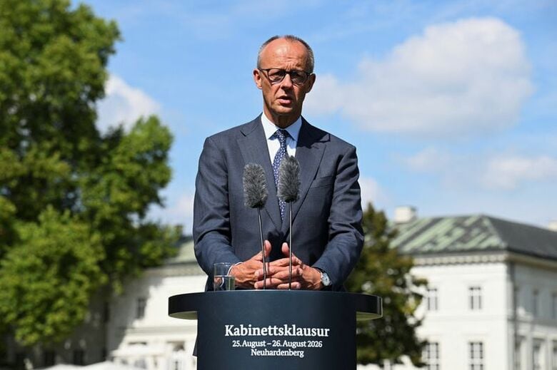 ８月２６日、ベルリン郊外のノイハルデンベルクで記者会見するメルツ独首相　REUTERS/Annegret Hilse