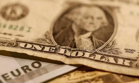 　１０月１２日、富国生命保険の２０１７年度下期の一般勘定の運用方針では、オープン外債への投資を継続する。円債金利は依然低く、ヘッジ付き米国債はドルのヘッジコストが高く運用は厳しい。写真はドル紙幣とユーロ紙幣、２０１６年１０月撮影（２０１７年　ロイター／Leonhard Foeger）