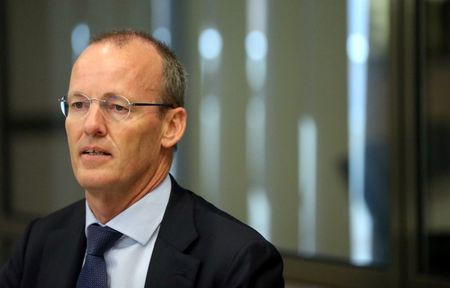 欧州中央銀行（ＥＣＢ）理事会メンバーであるクノット・オランダ中銀総裁は２４日、世界経済フォーラム年次総会（ダボス会議）のパネル討論で、ユーロ圏の基調インフレがようやく上向き始めた初期の兆候がある程度見られると述べる一方、そのトレンドを楽観するのは時期尚早だと指摘した。写真はオランダ議会に出席したクノット氏。２０１９年９月、ハーグで撮影（２０２０年　ロイター/Eva Plevier）