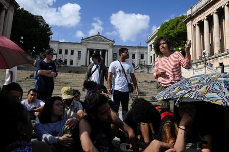 電力とインターネットの不足による授業妨害に抗議し、ハバナ大学の外で演説する学生。3月9日撮影。REUTERS/Norlys Perez