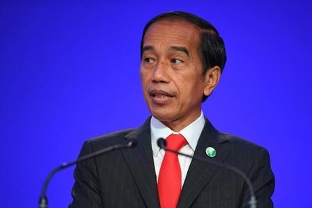 　６月１５日、インドネシアのジョコ大統領（写真）は内閣改造を行い、パーム油輸出に関する一連の政策転換を巡る混乱を受けてルトフィ貿易相を更迭した。写真はグラスゴーで昨年１１月代表撮影（２０２２年　ロイター）