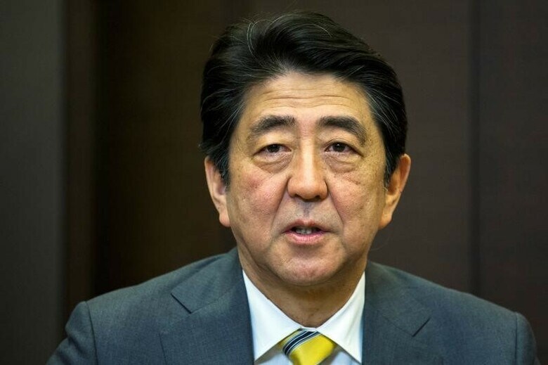 ５月１０日、安倍晋三首相は、伊勢志摩サミットで主要国に財政出動での政策協調を呼びかけ、自国の目玉政策として子育て・介護を中心にした「一億総活躍プラン」を打ち出す方針。写真はロシア・ソチで６日撮影（２０１６年　ロイター／Pavel Golovkin）