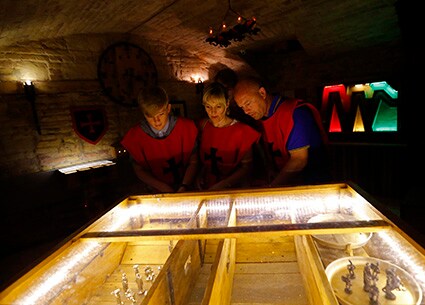 ハンガリーのブダペストで開催された脱出ゲームで謎解きに没頭する参加者　LASZLO BALOGH-REUTERS