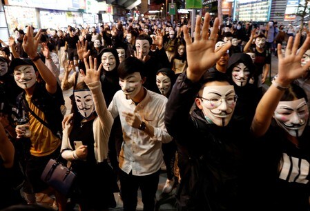 　１１月５日、米議会で、香港の民主化デモを支持し、中国によるデモ弾圧を抑制する法案を推進する動きが数々のハードルに直面し、法案成立の見通しに疑問が生じている。写真は１１月５日、香港で撮影（２０１９年　ロイター/Kim Kyung-Hoon）
