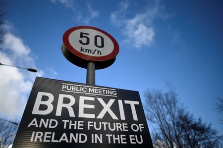 　１０月９日、英国の欧州連合（ＥＵ）離脱を巡り、英国とＥＵはアイルランド国境のハードボーダー（厳格な国境管理）を回避するためのバックストップ（安全装置）に関する協議で前進を遂げた。写真はＥＵ離脱（ＢＲＥＸＩＴ）の標識。英国とアイルランド国境の村マフで２月に撮影（２０１８年　ロイター／CLODAGH KILCOYNE）