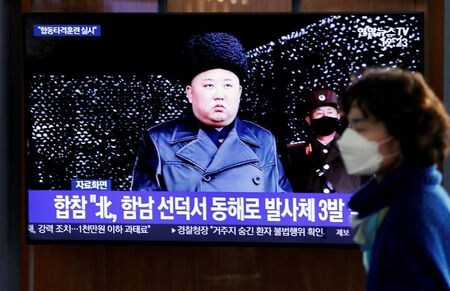 　韓国大統領府は２６日、韓国漁業当局の男性が北朝鮮の部隊に射殺された問題で、北朝鮮側にさらなる調査を要請する方針を明らかにした。写真は韓国のテレビ番組で報じられる北朝鮮の金正恩朝鮮労働党委員長（中央）。３月にソウルで撮影（２０２０年　ロイター／Heo Ran）