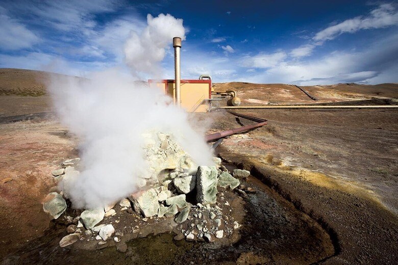 地中深くの岩体からエネルギーを取り出す技術の開発が進む（アイスランドの地熱井）　CARD76/ISTOCK