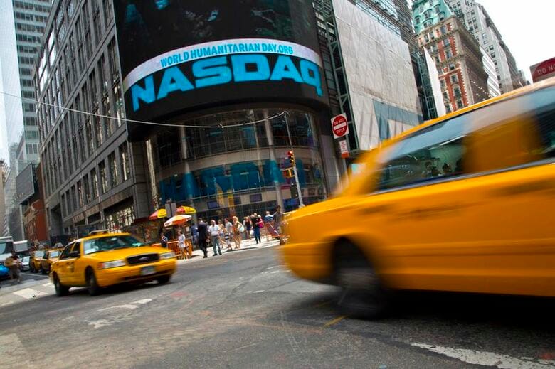 2013年8月、ニューヨークのナスダック前で撮影。REUTERS/Andrew Kelly