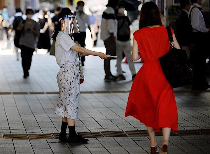 <!--12日、東京都では新たに188人の新型コロナウイルス陽性者が確認された。-->写真は8月3日、東京･渋谷で。REUTERS/Kim Kyung-Hoon