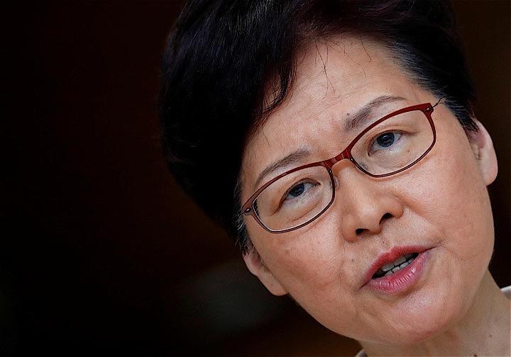 複数の関係筋によると、香港政府トップの林鄭月娥（キャリー・ラム）行政長官（写真）は今年夏、抗議デモの参加者が掲げる「５大要求」について検討した報告書を中国政府に提出し、「逃亡犯条例」改正案を撤回すれば抗議デモの鎮静化につながる可能性があるとの見解を示した。香港で２７日撮影（２０１９年　ロイター／KAI PFAFFENBACH）