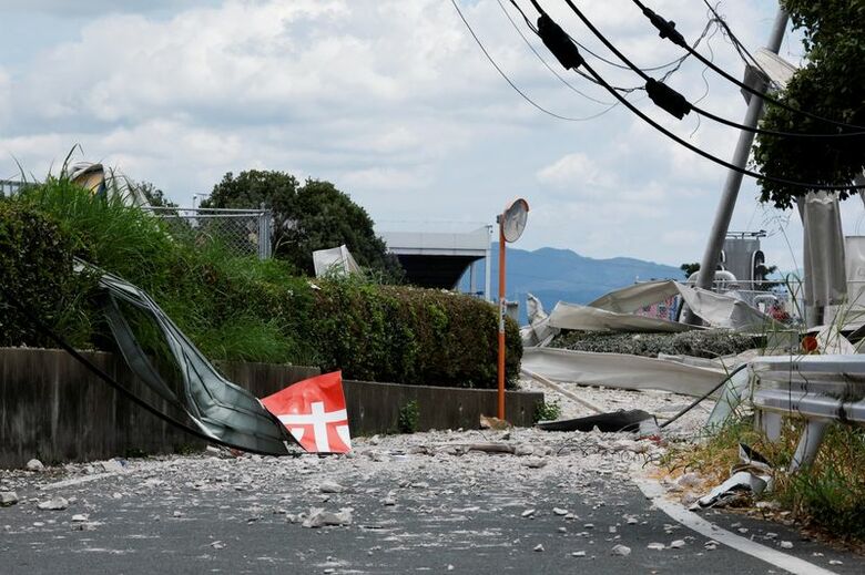 写真は爆発があった商業施設‌イオンモール熊本付近のがれき。7月29日、熊本県嘉島町で撮影。REUTERS/Kim Kyung-Hoon
