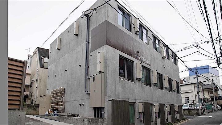 東京・新宿区内の新築マンション。一部屋約10平方メートルで家賃は8.7万～9.6万円。およそ半数の部屋がOYO LIFE経由で貸し出される（記者撮影）