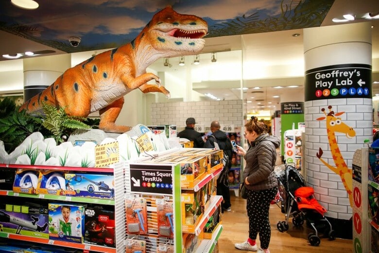 ３月１５日、経営再建中の米玩具販売チェーン大手トイザラスは、米国内の全735店舗を閉鎖すると発表した。買い手を見つけることも債権者と債務再編で合意することもできなかったという。写真は９日、同社のニューヨークにある店舗内の様子（２０１８年　ロイタ―/Eduardo Munoz）