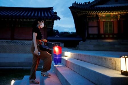韓国では１７日深夜までに確認された新たな新型コロナウイルスの感染者が２４６人と、５日連続で３桁台を記録した。（２０２０年８月１３日、韓国ソウルで撮影　ロイター／Kim Hong-Ji/File Photo）