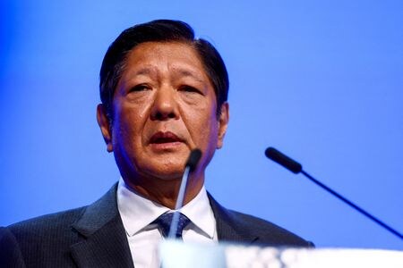 　フィリピンのマルコス大統領（写真）は２３日、南シナ海を巡って中国との対立が深まる中、常に平和的な紛争解決を目指すと述べた。５月にシンガポールで撮影(２０２４年　ロイター/Edgar Su)