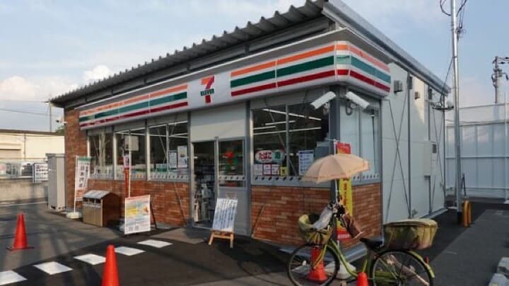 訴訟を起こした元オーナーは契約解除後も独自に営業を継続した一方、セブン-イレブン側は駐車場だった敷地にプレハブの仮設店舗（写真）を建設、営業を開始して対抗した（東洋経済編集部撮影）