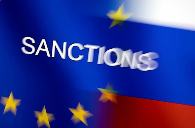 EUとロシアの国旗に「制裁」という文字が表示されたイラスト。2022年2月27日に撮影　 REUTERS/Dado Ruvic/Illustration