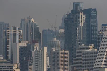 　世界銀行は１４日、タイ経済は今年、新型コロナウイルスのパンデミック（世界的大流行）前の水準になるとの見通しを示した。写真２０１８年２月、バンコクで撮影（２０２２年　ロイター/Athit Perawongmetha）
