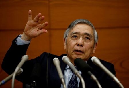 　３月９日、日銀の黒田東彦総裁（写真）は、参院予算委員会で、２日の総裁談話に基づき潤沢な資金供給と金融市場の安定確保に努めると述べた。日銀本店で昨年１２月撮影（２０２０年　ロイター／Kim Kyung Hoon）