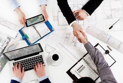 　尖鋭的な企業では、伝統的なタテ型に代わり分散型の組織が主流になる iStockphoto