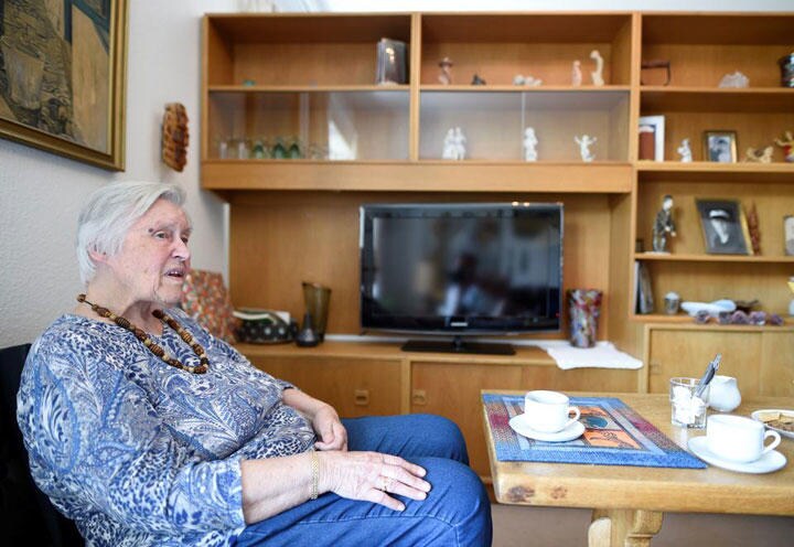 5月29日、平等なユートピアを模索する世界中の多くの人々にとって、北欧型の福祉国家モデルは、長年のあいだ憧れの的だった。写真はデンマーク中部オールップの自宅でくつろぐ、92歳の認知症の女性（2019年　ロイター/Fabian Bimmer）