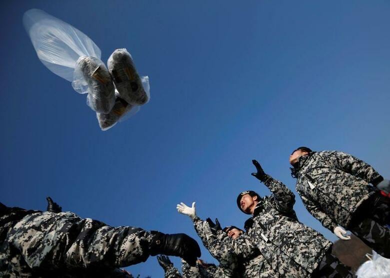 韓国の北朝鮮脱北者支援団体が、長く機能してきた脱北ネットワーク が壊滅しかねないと訴えている。写真は2014年1月、坡州で物資を運ぶ風船を北朝鮮に向けて放つ脱北者(2020年　ロイター/Kim Hong-Ji)