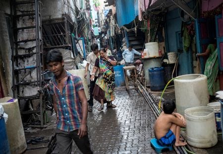 インド政府は１７日、２０２１年３月までの５年間に人口の約１０％に相当する１億３５００万人が貧困から脱したとする報告を公表した。資料写真、ムンバイ、２０１５年３月撮影（２０２３年　ロイター／Danish Siddiqui）