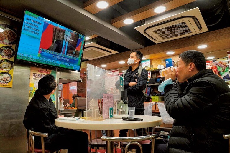 香港の食堂で軍事侵攻開始のニュースを見守る人々（昨年2月24日）　AP/AFLO
