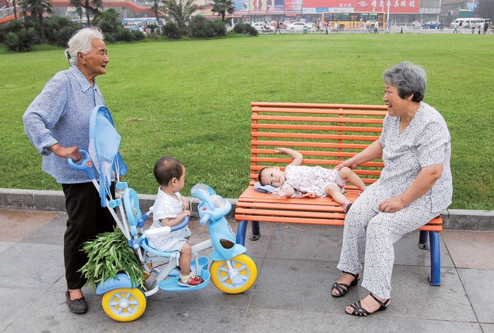 中国では地方在住の祖父母やシニア世代のベビーシッターに支援を頼むことも　REUTERS