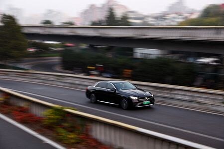 ドイツの高級車メーカーが１０日発表した第１・四半期の中国販売は軒並み不調となった。メーカーや中国当局は需要喚起に取り組んでいるが、まだ成果は出ていない。写真は２０２３年１０月、中国の北京で撮影（２０２４年　ロイター/Tingshu Wang）
