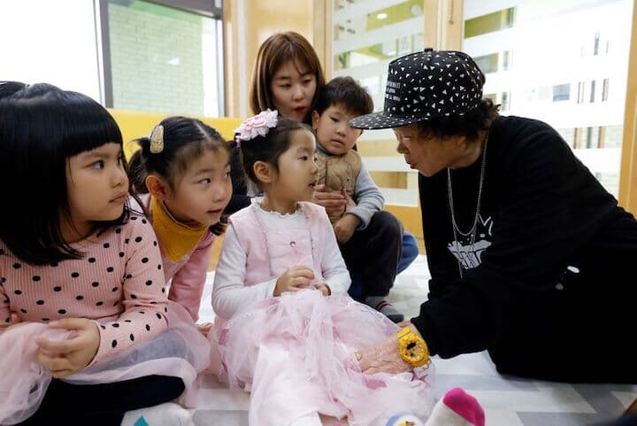 ２月２８日、韓国統計庁は、女性１人が生涯に産む子どもの推定人数を示す合計特殊出生率が２０２３年に０．７２だったと発表した。漆谷郡の託児所６日撮影（２０２４年　ロイター／Kim Soo-hyeon）