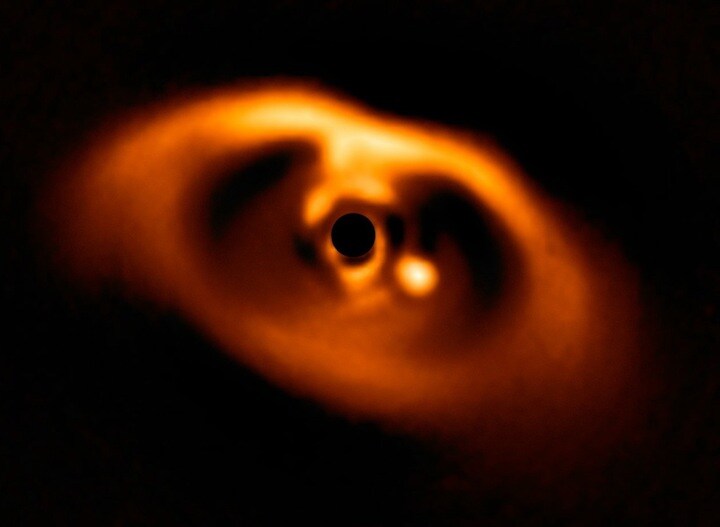 誕生間もない惑星の姿を鮮明に捉えた画期的映像 photo: ESO/A. M&uuml;ller et al.