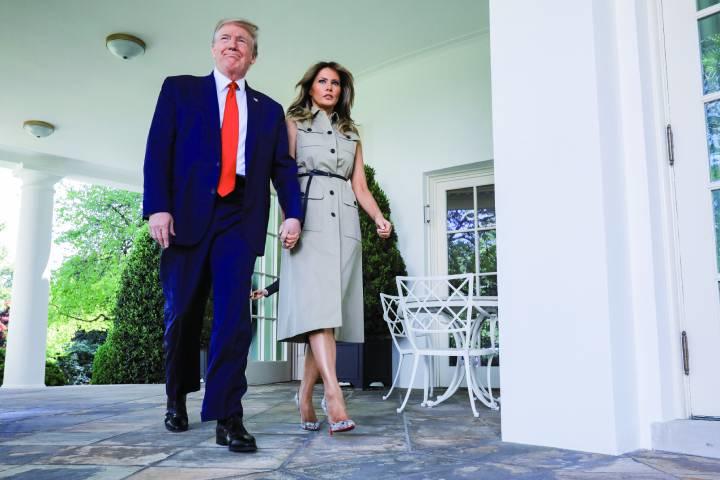 メラニアの人物像をテーマにした新刊では、物議を醸したジャケットの文字の意味も明かされる CHIP SOMODEVILLA/GETTY IMAGES