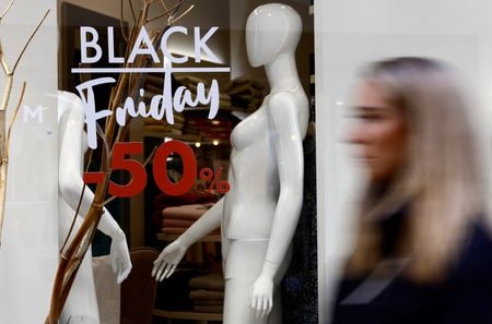 英国や欧州諸国で年末商戦の幕開けとなる「ブラックフライデー」セールが始まった。ただ、今年は高インフレやエネルギー価格高が家計を圧迫し、売上高は少なくとも過去１０年で最悪の結果となると懸念される。２５日、仏ナントで撮影（２０２２年　ロイター/Stephane Mahe）