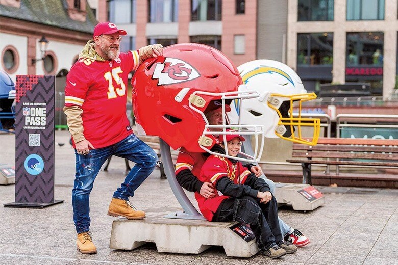 ヘルメットの色やデザインはファンのアイデンティティーを支え、チームとの一体感を強める（NFLカンザスシティー・チーフスのファン）　ANDREAS ARNOLDｰPICTURE ALLIANCEｰGETTY IMAGESｰSLATE