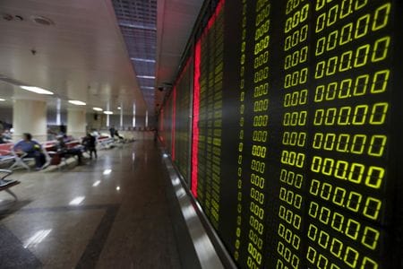 関係筋によると、中国の証券規制当局は、ヘッジファンドによる高レバレッジの株式取引を制限するようブローカーに求めた。写真は２０１６年１月、北京の証券会社で、中国株式市場の取引開始を待つ投資家ら（２０２３年　ロイター／Jason Lee）