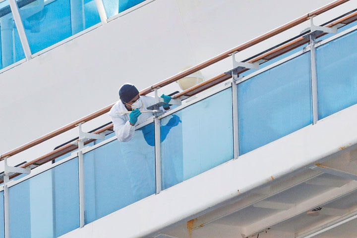 マスクを着けて船を清掃するダイヤモンド・プリンセス号のクルー　KIM KYUNG HOON-REUTERS