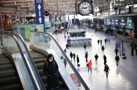 イングランド銀行（英中央銀行）金融政策委員会のハスケル委員は、新型コロナウイルスワクチンの開発進展によって、英中銀が２０２１年の経済見通しを大幅に上方修正するか判断するのは時期尚早と述べた。２３日撮影（２０２０年　ロイター/HENRY NICHOLLS）