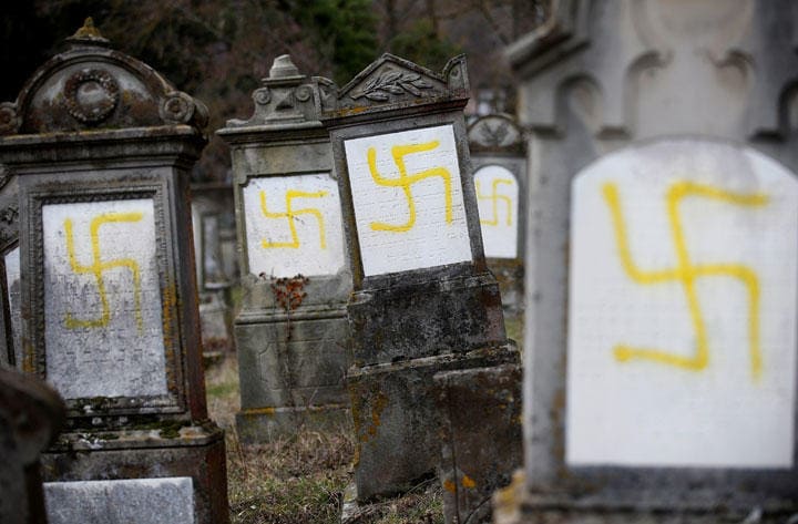 ナチスのカギ十字で汚されたユダヤ人の墓（2019年2月19日、仏ストラスブール近郊）　Vincent Kessler-REUTERS
