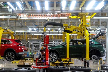 世界銀行は２６日、ベトナムの今年の国内総生産（ＧＤＰ）は６．１％増との見通しを示す一方、銀行資産の質は依然として懸念要因と指摘した。写真は自動車工場で２０２２年９月撮影（２０２４年　ロイター／Thinh Nguyen）