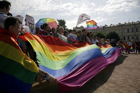 ロシアのプーチン大統領は、ＬＧＢＴら性的少数者などに関する情報の拡散や「宣伝」、「示威行為」などを禁止・制限する法律に署名した。２０１７年８月、サンクトペテルブルクで行われたＬＧＢＴの集会（２０２２年　ロイター/Anton Vaganov/File Photo）