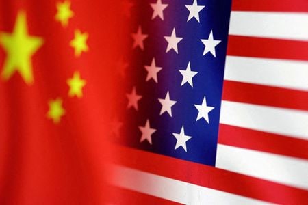 　６月７日、米国のバーンズ駐中国大使は、中国が半導体メーカーのマイクロン・テクノロジーなどの米国企業を標的に規制対象としていることについて、米政府は政治的動機に基づく不公平な措置だと見なし、対抗していくと述べた。写真は両国の国旗のイメージ。１月撮影（２０２３年　ロイター／Dado Ruvic）