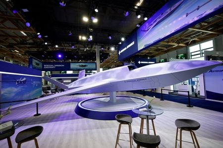 　開催中のパリ国際航空ショーで各国の大手防衛機器メーカーや新興の軍事技術企業は、「ウィングマン型」と呼ばれる最先端のドローンを相次いで披露している。写真は展示されたゼネラル・アトミックス「ＹＦＱ－４２Ａ」のモデル。パリ近郊で１８日撮影(２０２５年　ロイター/Benoit Tessier)