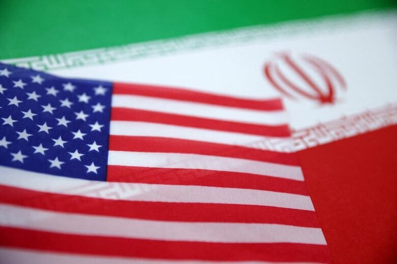米国とイランの国旗のイメージ。２０２５年6月撮影。　REUTERS/Dado Ruvic