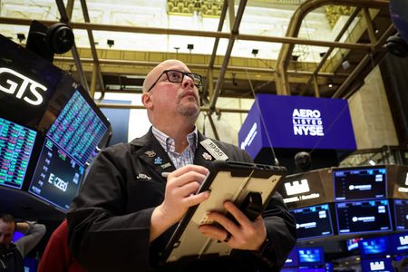 2025年11月25日、米ニューヨーク証券取引所（ＮＹＳＥ）のフロアで撮影。  REUTERS/Brendan McDermid